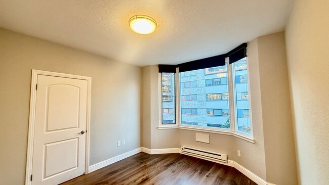 Building Photo - Bright 1BR/1BA w/ City Views, Amenities and just Steps to Embarcadero -AMSI