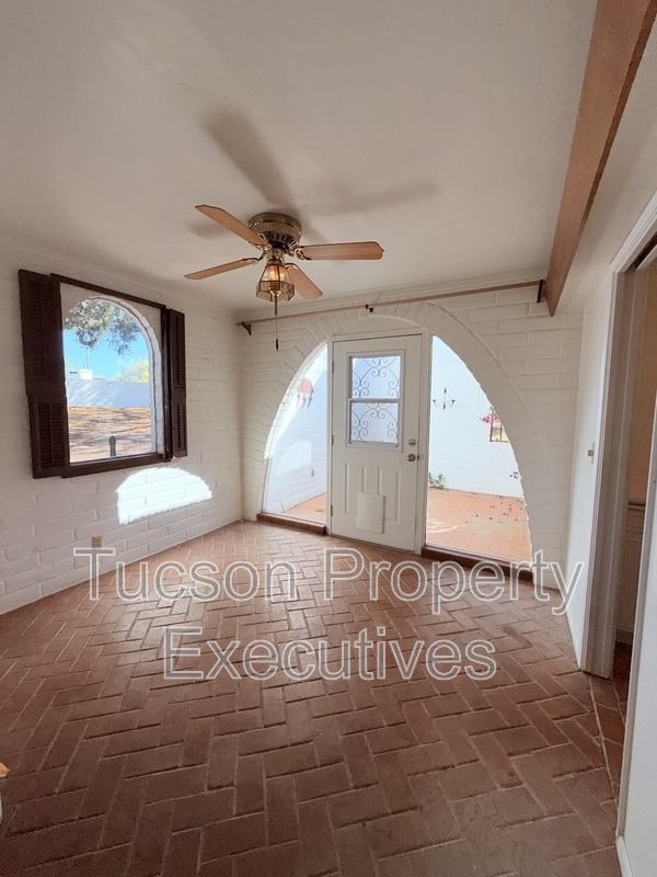 Building Photo - 629 W Las Lomitas Rd