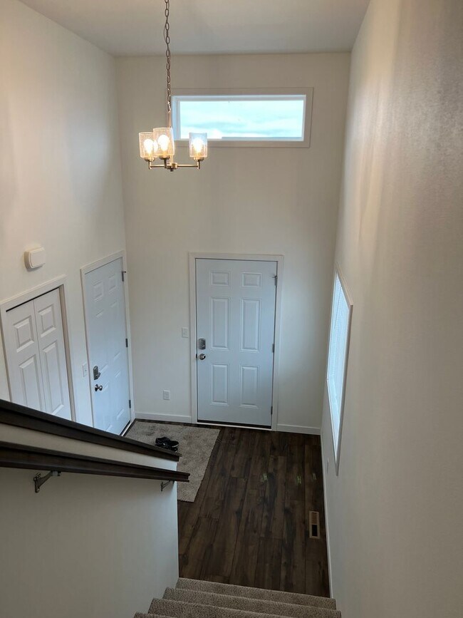 Building Photo - 3 Bed 2.5 Bath Single Family Home