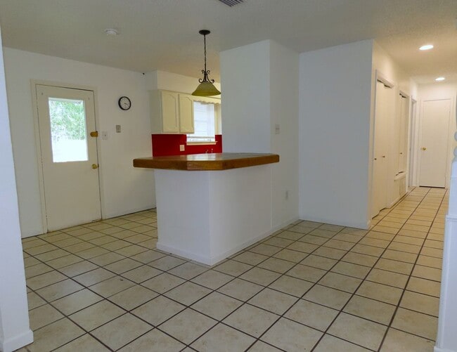 Building Photo - Quaint 3 Bedroom, 1 Bathroom Home in Whitehouse, w/ Shed for Storage