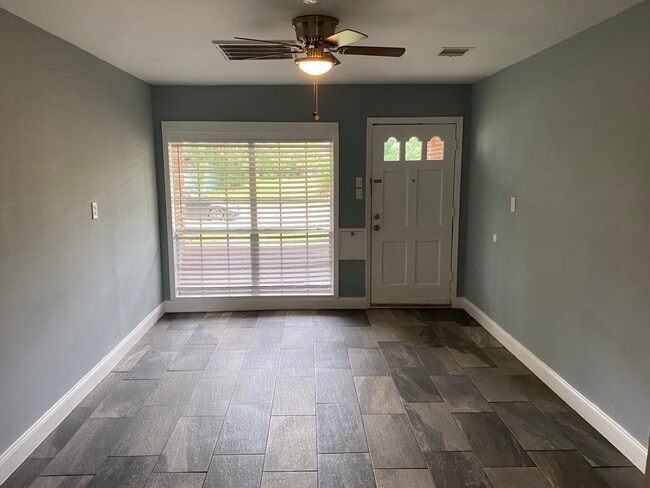 Building Photo - 8410 Sonneville Dr