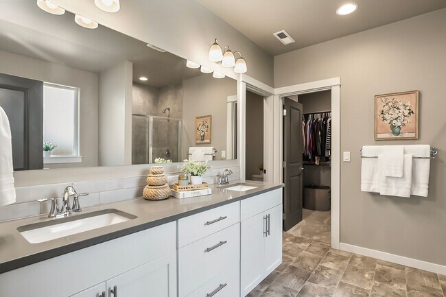 Building Photo - Spacious 4 Bedroom Gem with Private Backya...