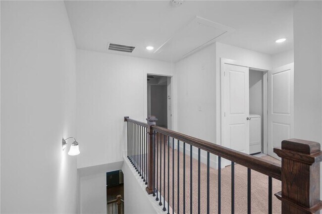 Building Photo - 1815 Edgehill Dr