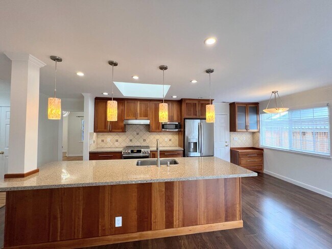 Building Photo - 906 Crane Ave