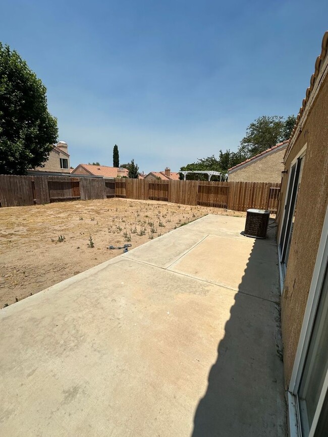 Building Photo - 3 BEDROOM HOME CLOSE TO MOJAVE RD. WEST OF...