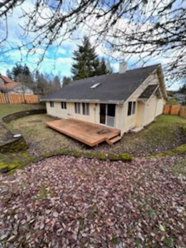 Building Photo - Lake Louise Gem