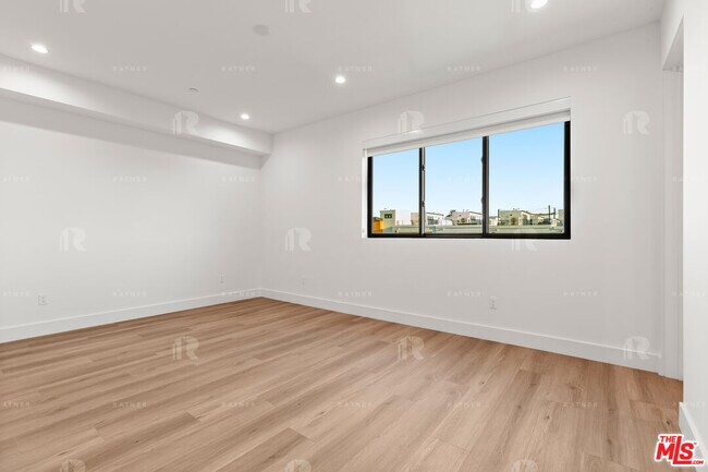 Building Photo - 1541 1/2 Hi Point St