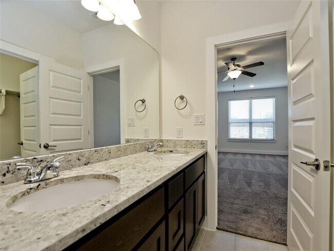 Building Photo - 402 Parkline Dr