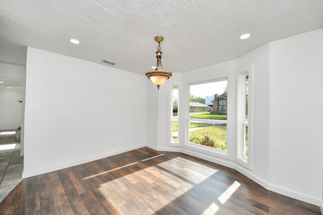 Building Photo - 616 S Rivershire Dr