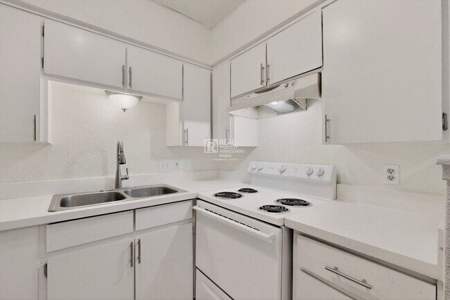 Building Photo - 6808 Trail Lake Dr