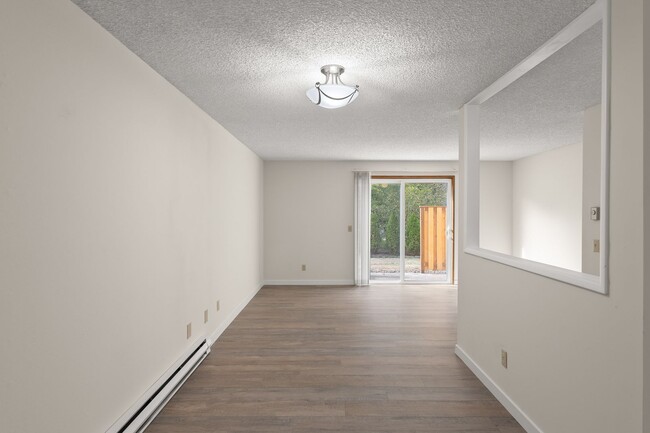 Building Photo - END UNIT!!  2 BEDROOM & 1 .5 BATH TOWNHOUSE