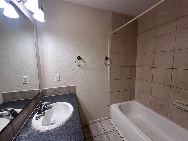 Building Photo - 410 Linden St