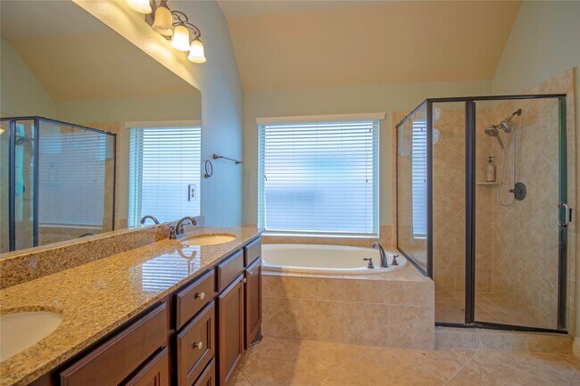 Building Photo - 2019 Sunset Springs Dr