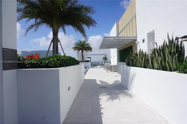 Building Photo - 1010 SW 2nd Ave