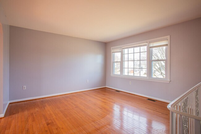 Building Photo - Beautiful 5 BR/3 BA Single-Family Home wit...