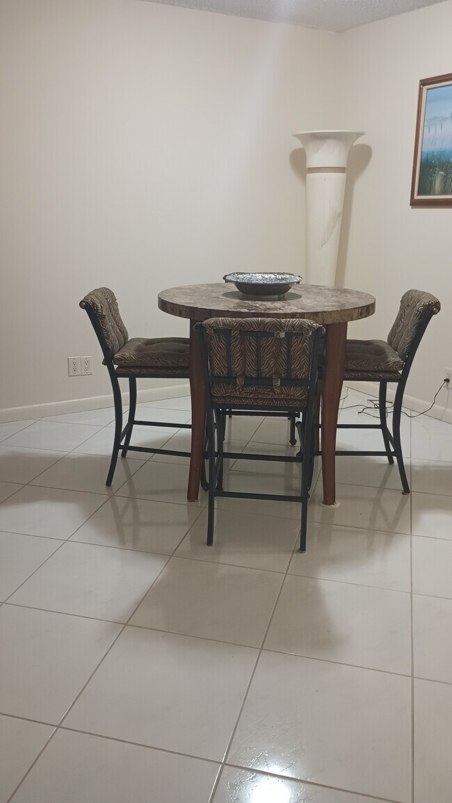 Building Photo - 1111 Boxwood Dr