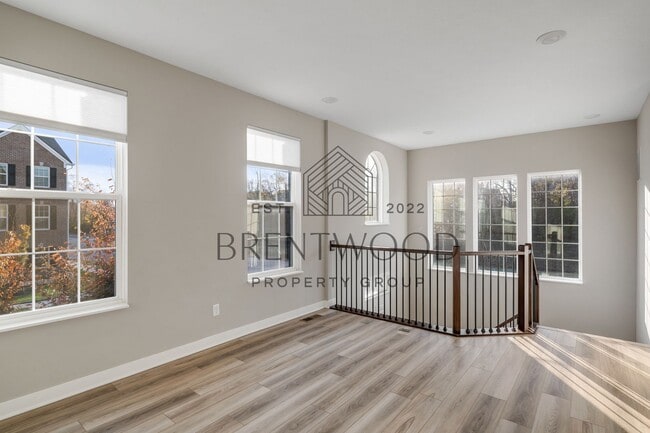 Building Photo - Move-In Ready Modern Townhome in Sought-Af...