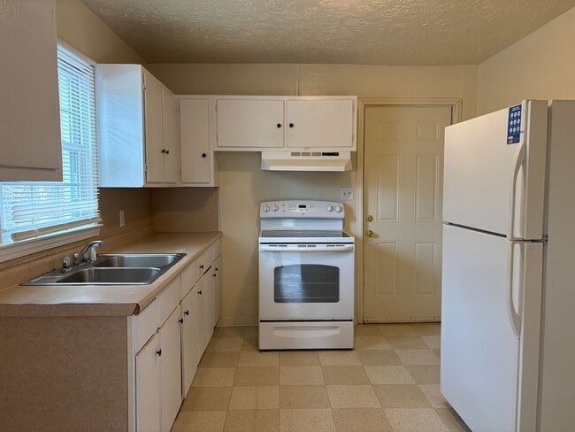 Building Photo - 3 Bedroom, 1 Bathroom House in High Point!