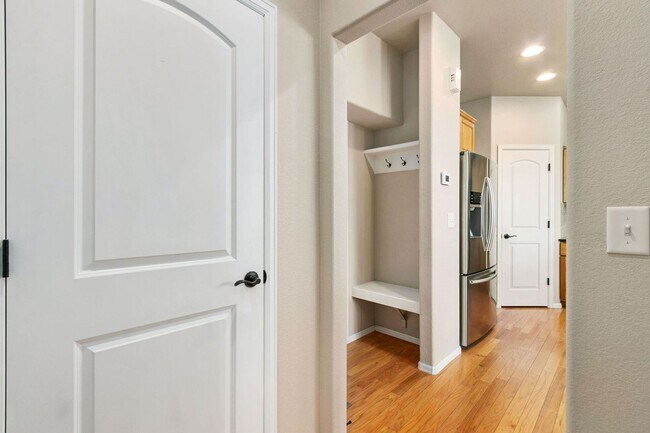 Building Photo - 3 Bedroom, 4 Bathroom, 2-Car Garage in Rig...