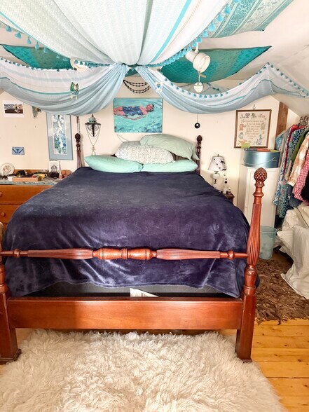 Loft Bedroom - 130 US-4