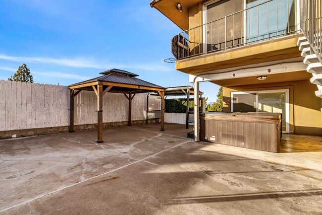 Building Photo - 4 Bedrooms, 3 Bathroom, Two Story Home With Pool