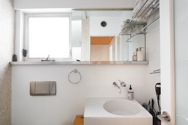 Building Photo - 2036 Walgrove Ave