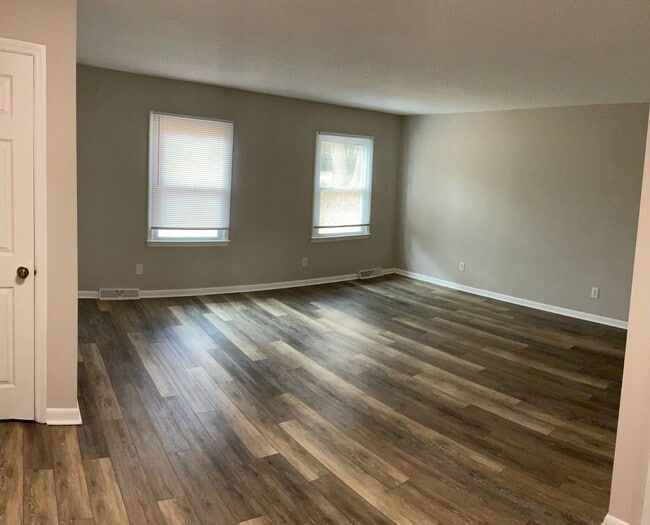 Building Photo - 2 Bedroom Brick Duplex in Prime Location with Full Renovation