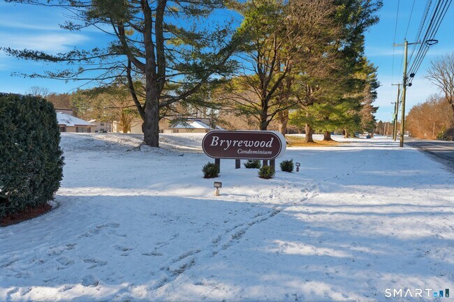 Building Photo - 808 Twin Circle Dr