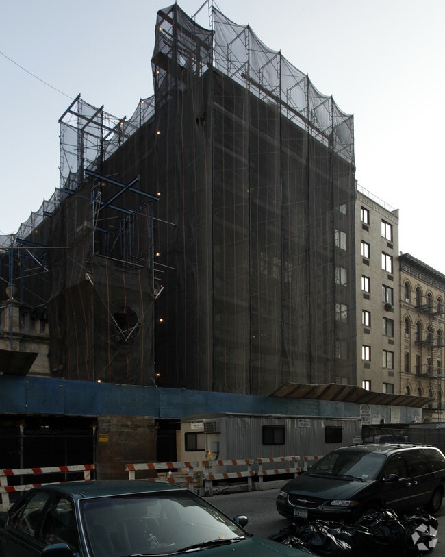 Building Photo - 333 E 95th St
