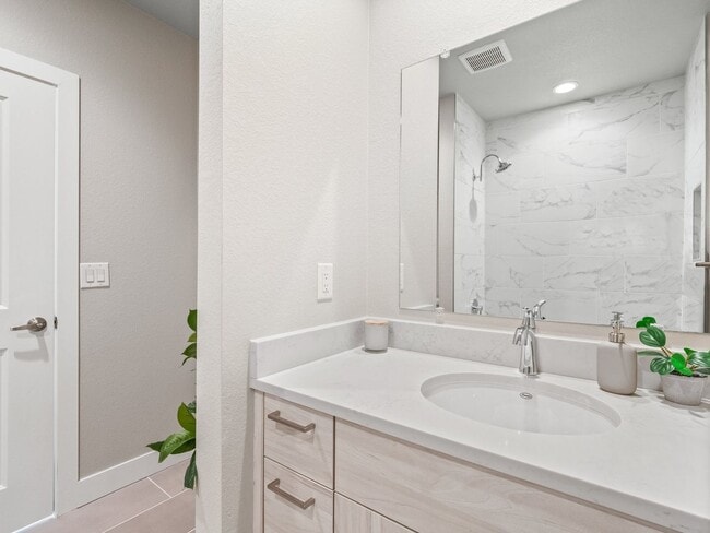 Building Photo - Modern Townhome with Mountain Views in One...
