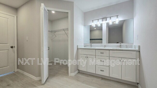 Building Photo - 423 NE 31st St