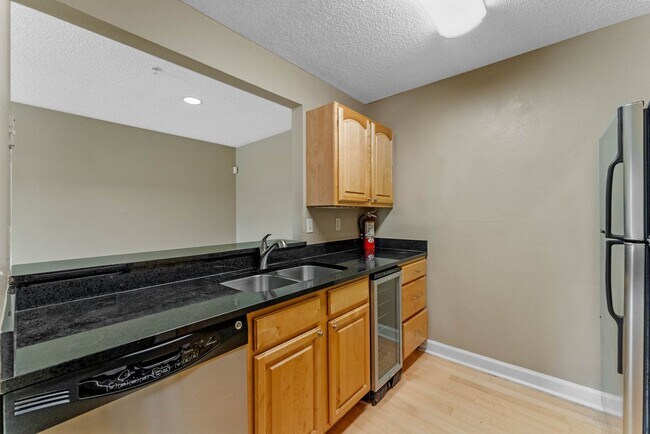 Building Photo - 2025 Dixie Belle Dr