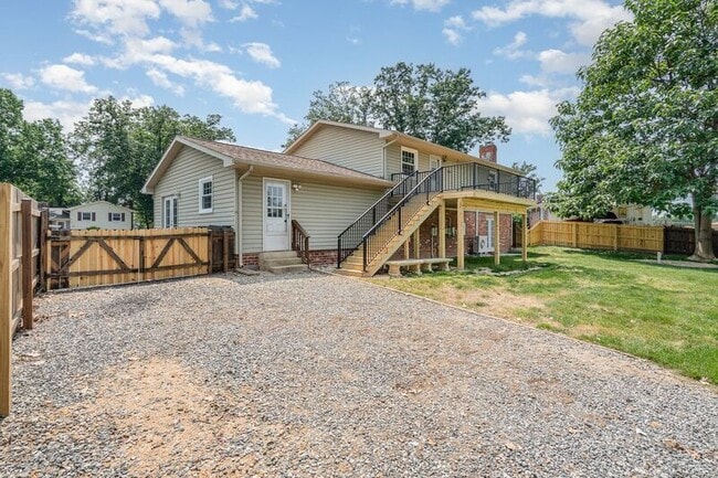 Building Photo - 411 Deerwood Dr