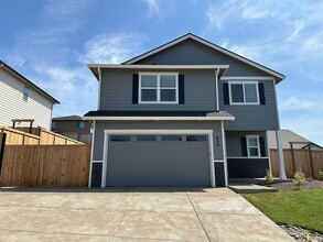 Building Photo - 634 NW Crater Lk Dr