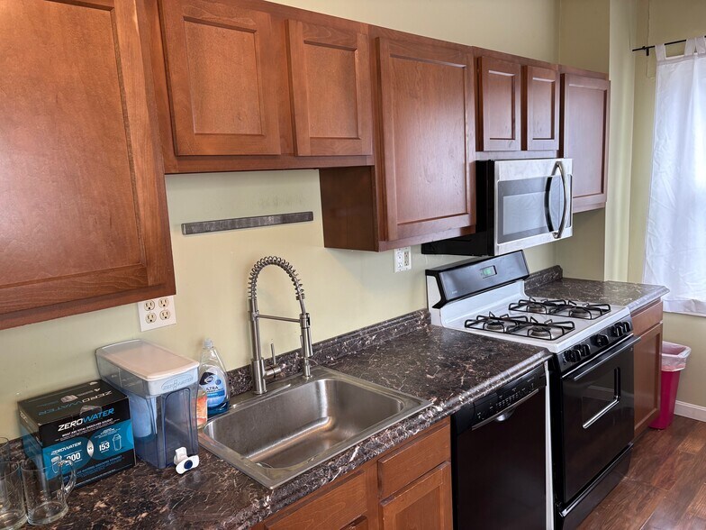Kitchen - 5107 Keystone St