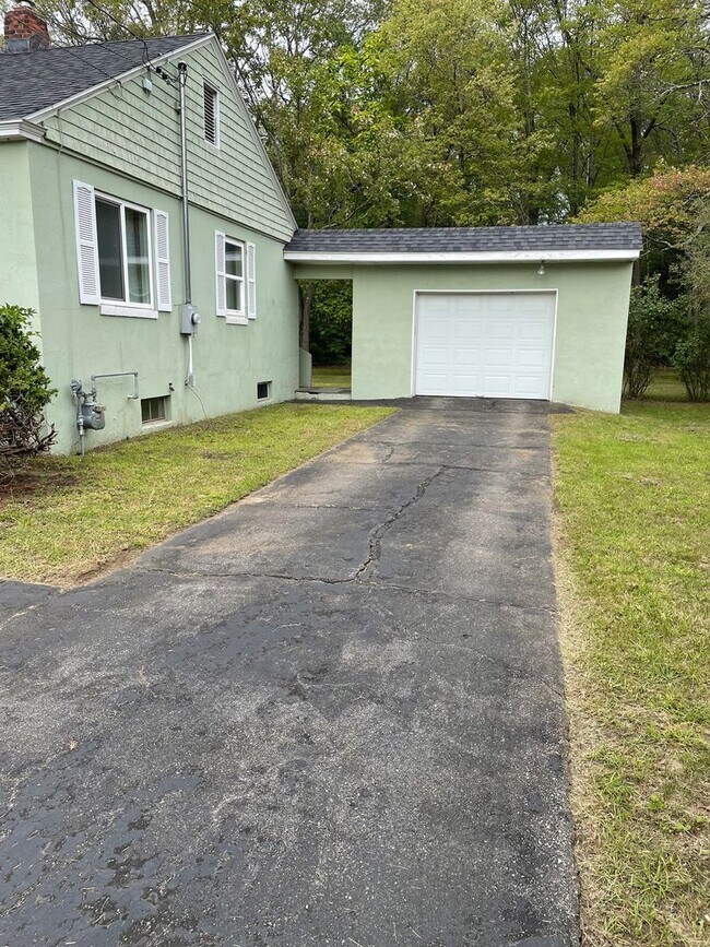 Building Photo - Newly Renovated 2 Bedroom Home in South Burlington Available NOW!