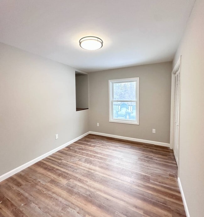 Building Photo - 521 Middleline Rd