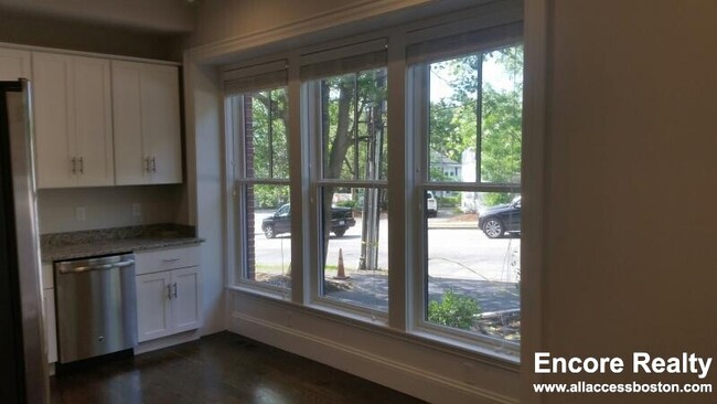 Building Photo - 2044 Beacon St