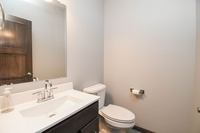 Building Photo - Stylish Townhome in Harrisburg School District – Open Floor Plan & Loft!
