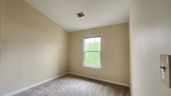 Building Photo - Kingstowne Townhome with Deck and Fenced Yard