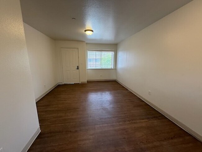 Building Photo - 1 Month Free - Upstairs 2 Bedroom Apartment
