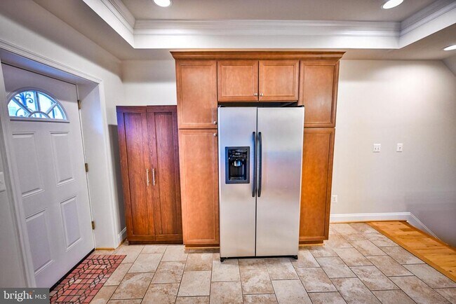 Building Photo - 263 S Ellwood Ave