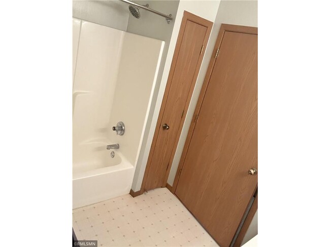 Building Photo - 831 Highview Dr