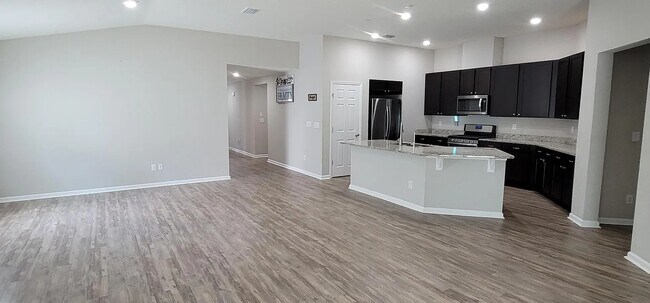 Building Photo - 7747 Sunnydale Ln