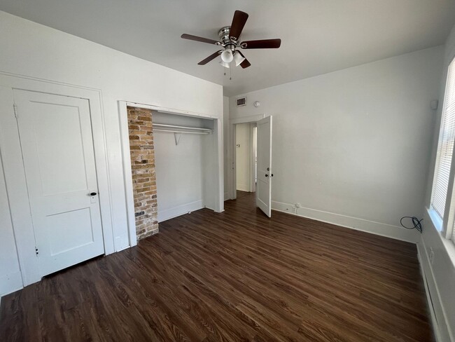 Building Photo - 3bed/1bath Duplex on West Campus - Walk to...