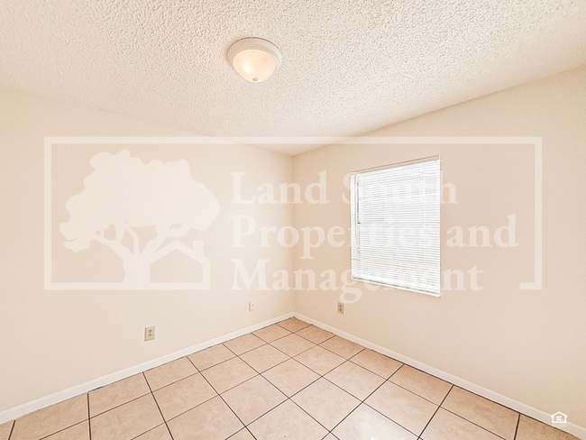 Building Photo - 5842 Charlton Dr