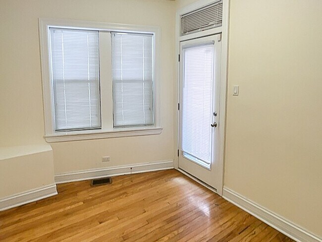 Interior Photo - 622-26 W. Roscoe