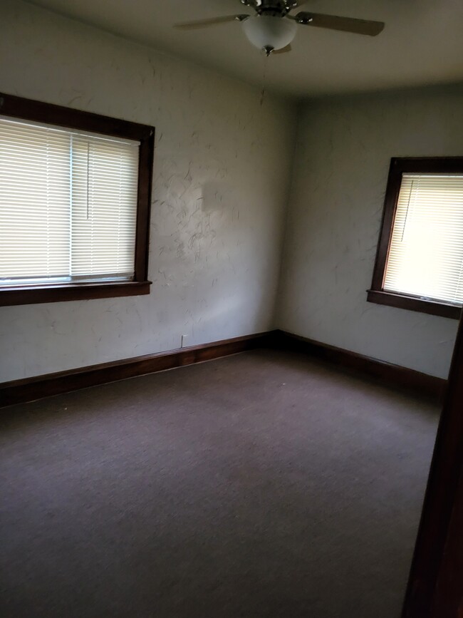 Large bedroom - 2424 S 75th St