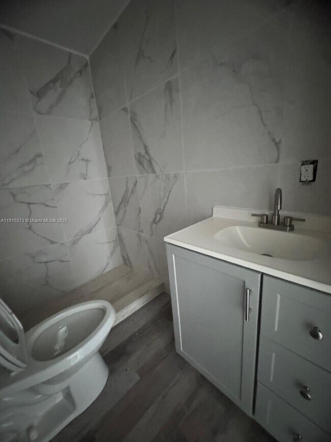 Building Photo - 46 S Oleander Ave