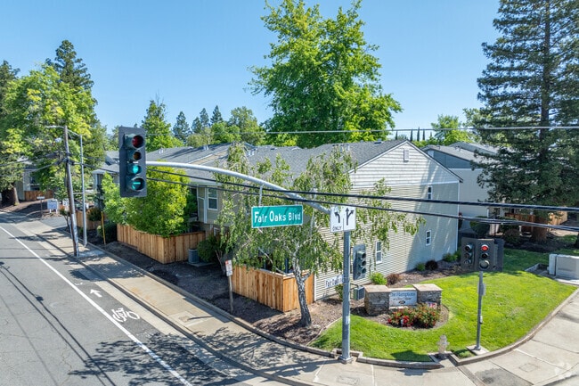 Building Photo - The Hamptons at River Heights
